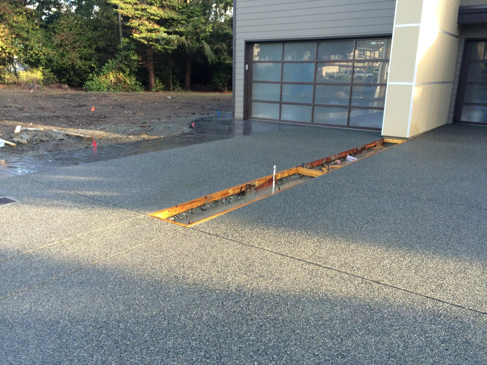 Textured aggregate driveway and entrance